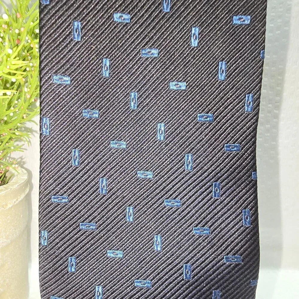 TOMMY HILFIGER MENS 100% SILK TIE BLACK WITH ELECTRIC BLUE DESIGN EUC